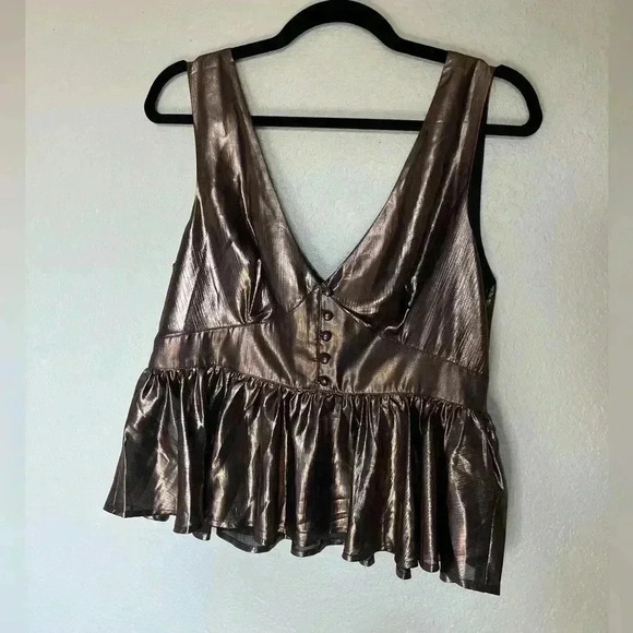 GUESS Los Angeles  Metallic Sleeveless blouse  SIZE LARGE- FITS LIKE MEDIUM - Picture 3 of 9